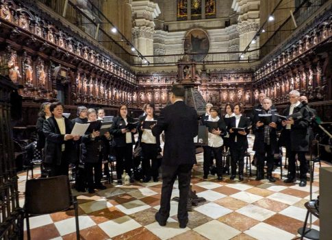El Coro Diocesano participa en la entrega de la «Luz de la Paz de Belén»