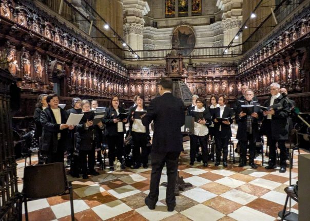 El Coro Diocesano participa en la entrega de la «Luz de la Paz de Belén»